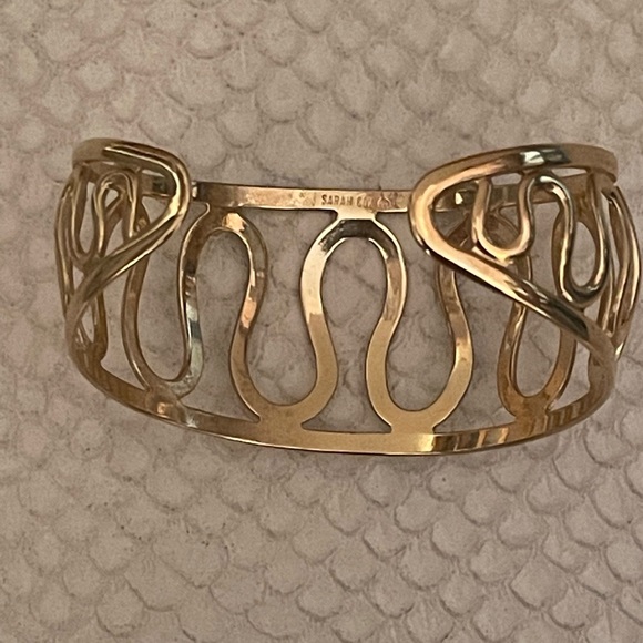 Sarah Coventry Cuff Bracelet, Open Work, Gold Tone, Signed - Picture 4 of 7